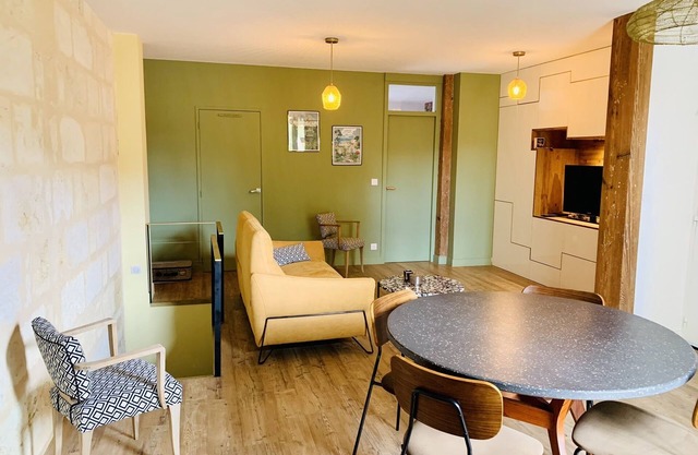 Grand Appartement Entièrement Rénové de 55m Carrés Avec Terrasse