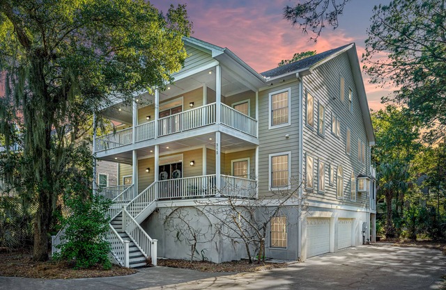 Grand Beach Retreat: Hot Tub, Walk to Ocean, Large Screened in Porch