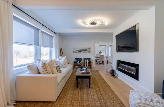 Grand Bend 5BR Retreat Hot Tub, Fire Pit and BBQ
