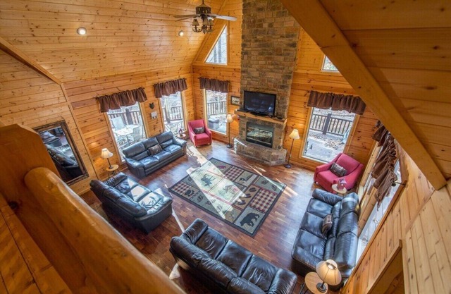 Grand Bentley | Hocking Hills | Pool