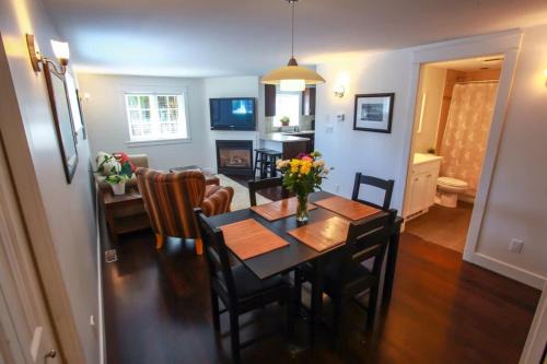Grand Boulevard Retreat- quiet suite in North Vanc