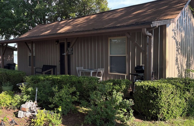 Grand Fish Inn on Wolf Creek with dock access - perfect getaway spot!