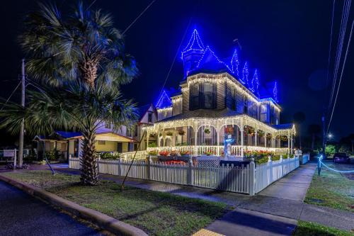 Grand Gables Pet-Friendly Home 1 Block to River
