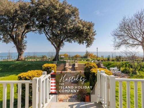 Grand Garden Apartment - The Old Vicarage - Duplex Residence, Breathtaking sea views Over Shanklin Bay - Shanklin Old Village, fantastic family getaway!