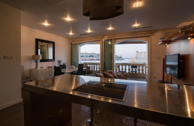 Grand Harbour Seafront Apartment