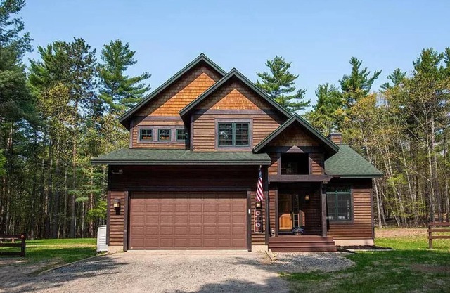 Grand Iris Lodge, Adirondack Luxury and Comfort, 4 Bedrooms, 2.5 Baths, Hot Tub & Sauna, WiFi