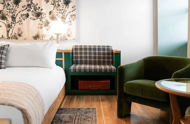 Grand King Room at Hotel Grand Stark | Pets Allowed, Near Moda Center