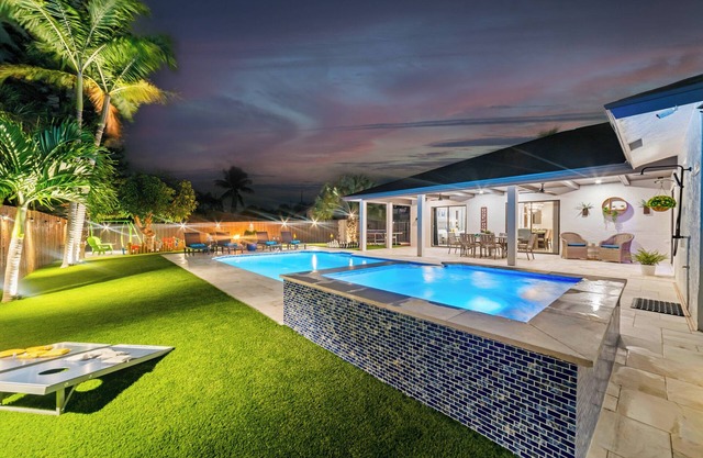 Grand Luxe Villa – Near Beach, Heated Pool, Game Room, Theater Nights