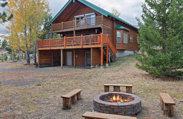 Grand Point Lodge by KABINO Air Conditioning Hot Tub Foosball Fire Pit WiFi Huge