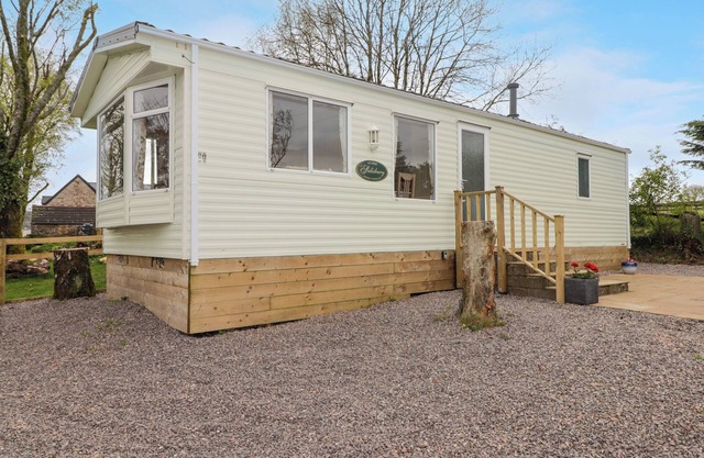 GRANDADS SHACK, pet friendly, with a garden in Pontynewynydd