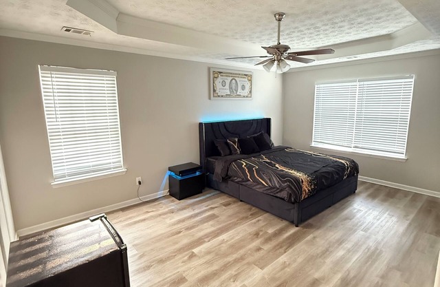 Grandiose Mansion Retreat in Lithonia with Pool Table, Content Room, AC, WiFi.