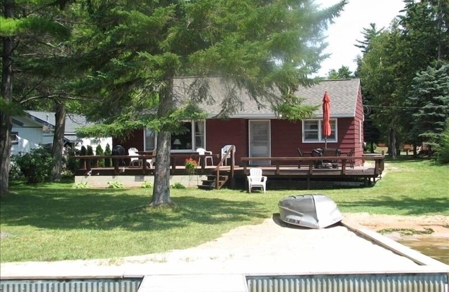 Grandma's Cozy Sunset Cottage on Mullett Lake