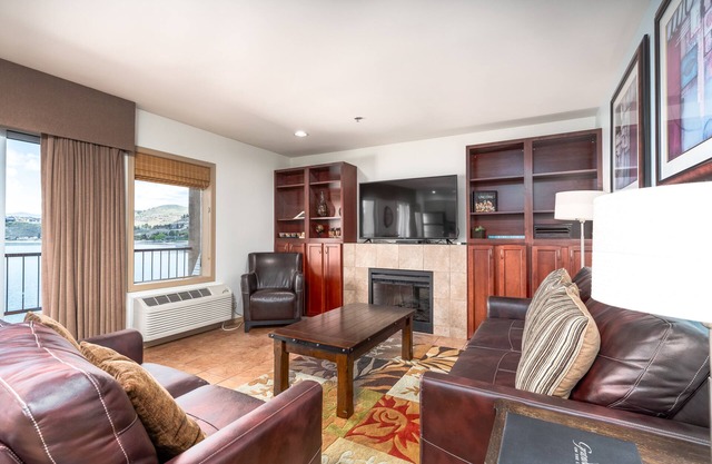 GrandView 401 - 2 Bedroom Waterfront condo