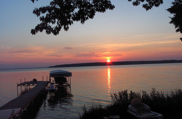 Grandview Beach Cabin on beautiful Mullet Lake