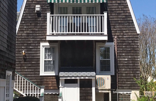 GRANDVIEW COTTAGE-1 blk to beach/walk to town/great location.