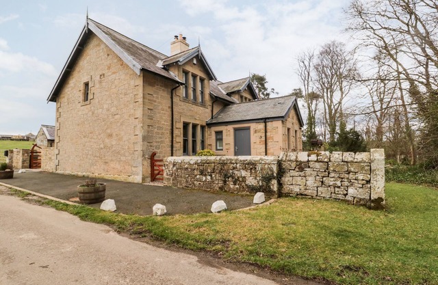 GRANGE COTTAGES, pet friendly, character holiday cottage in Alnwick