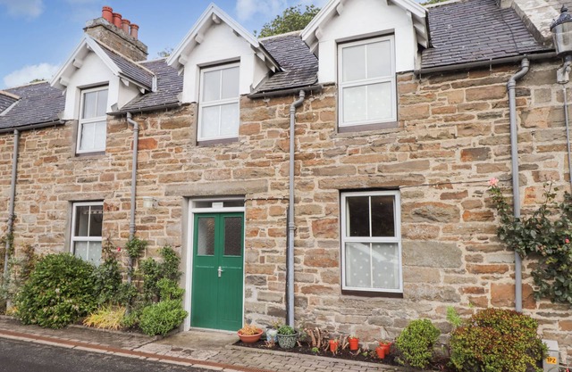 GRANNY'S COTTAGE, country holiday cottage, with a garden in Dunbeath