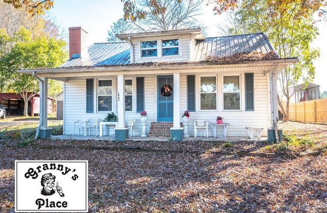 Granny's Place - Historic Country Cottage- PET FRIENDLY!