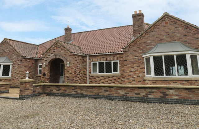 GRANVILLE LODGE, pet friendly, with a garden in Pocklington