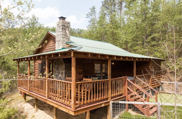 "Gray Wolf" Newly Renovated Cabin w/Sauna!