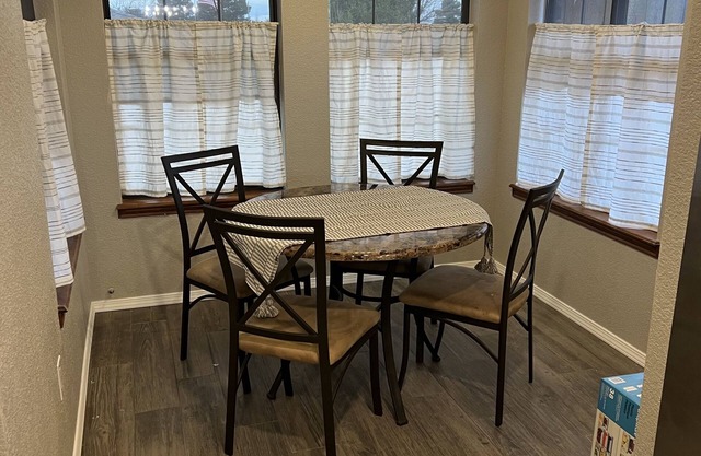 Great 3 Bedroom, 2 bath house near golf course with fully stocked kitchen