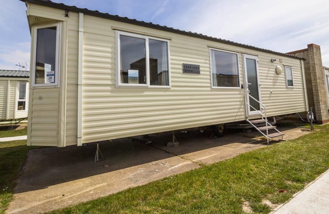 Great 6 berth caravan for hire at Naze Marine in Essex ref 17120P