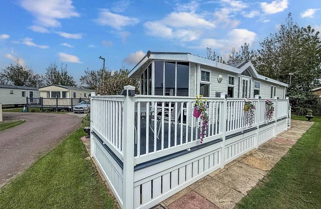 Great 6 berth spacious caravan with large outdoor space ref 50056L