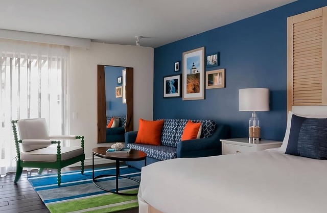 Great Amenities! Five Pools Onsite! Close to San Diego Airport & Mission Beach!