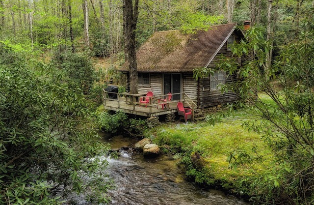 Great Creekside Hideaway Rustic Cabin - Secluded, Creekside Family Cabin