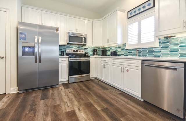 Great fall deals on remodeled home w/private pool & beach volleyball court!