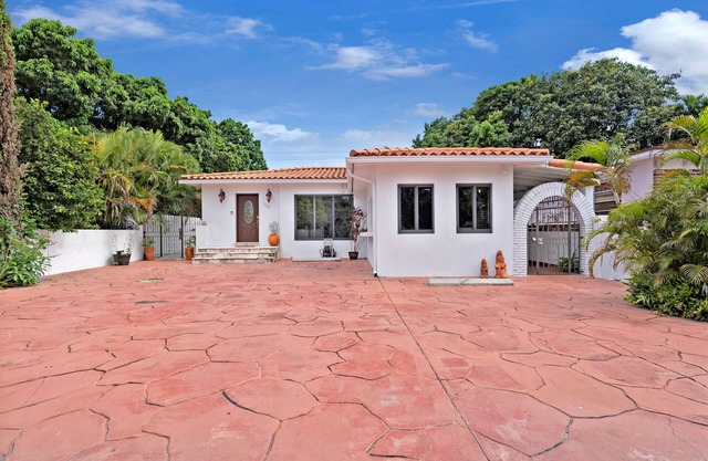 Great Family home by airport with large pooL/yard