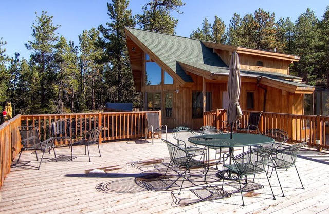 Great Family Home! Hot Tub! Huge Deck! 7 Miles from Downtown Nederland & Private