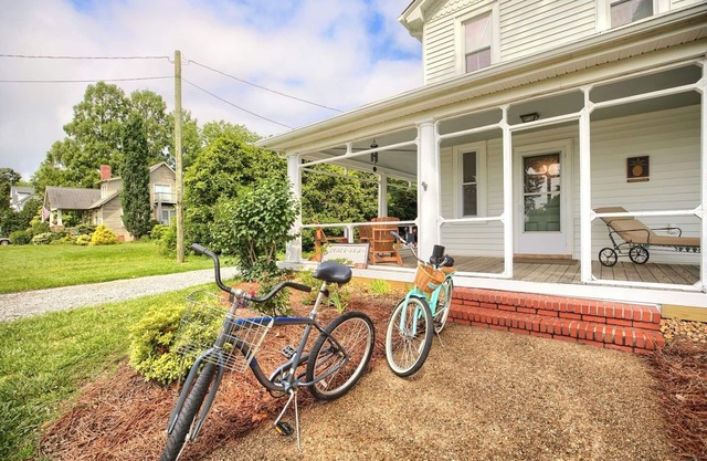 Great Family House, BIG Modern Kitchen, First floor master suite