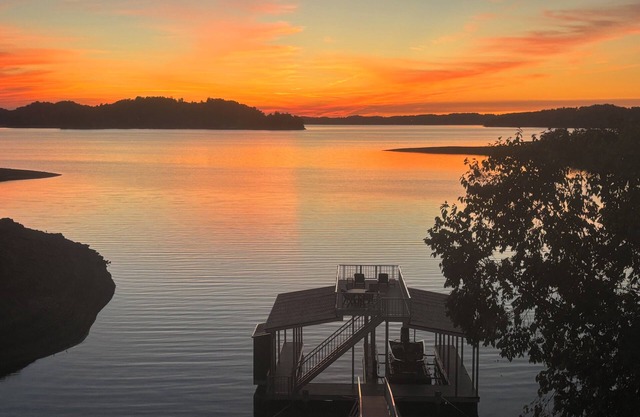 Great family retreat! Lakefront property with dock. Best views! Near Dollywood