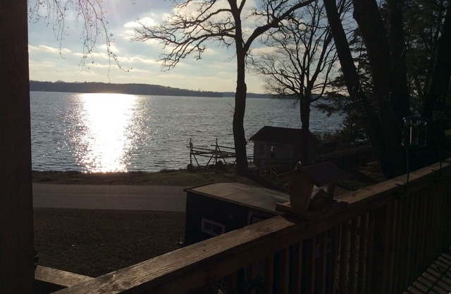 Great fishing. Large one bedroom, two baths, Beautiful view of lake independence