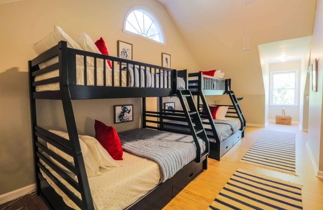 Great for Families: Huge Kids Room & Dog Friendly! 7 Min Walk to Beach! Quick Access to Downtown!
