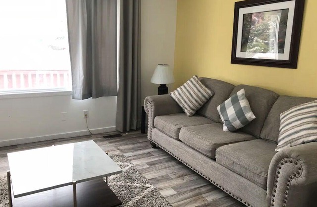 Great for Groups , Close to Jasper Park!