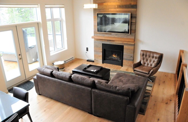 Great for large or multiple families. 2 minute walk to ski in/out trail.