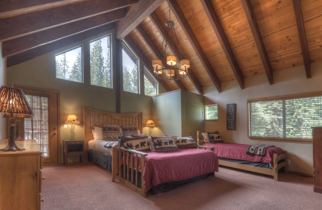 GREAT Getaway!!! 6bd, 4ba, hot tub, pool table, SKIING