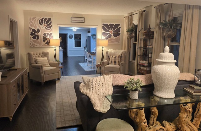 Great Group Gathering Spacious 5-bd/2.5 B house 2 Kitchens, Hot Tub, Large Yard