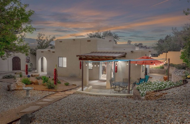 Great hiking trails. Minutes from great restaurants. Private outdoor space!