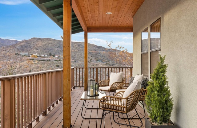 Great Hillside Views, Full Kitchen, Near Shopping & Dining