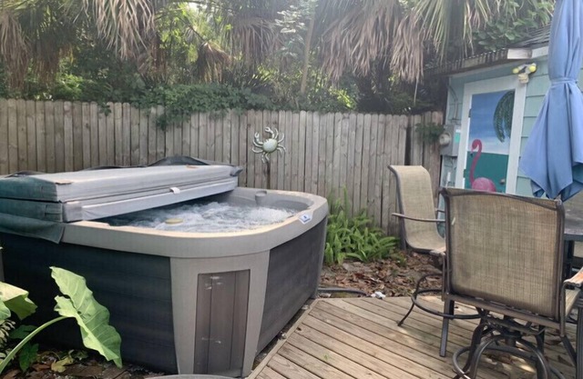 Great Hot Tub Studio size Bungalow for two