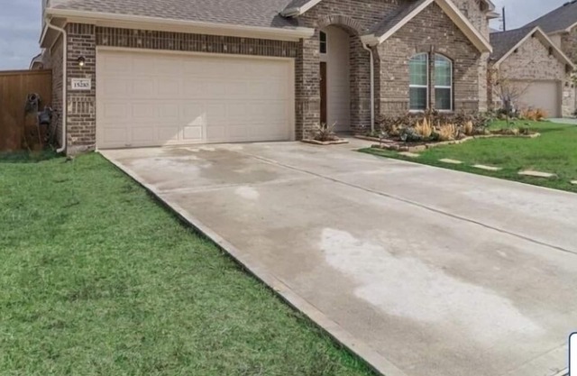 Great house with with amazing neighborhood amenities with three rooms .