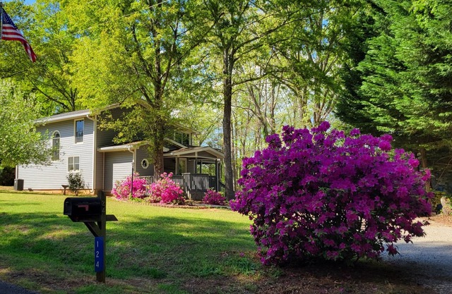 Great Lake Hartwell Home with deep water access and quiet cove.