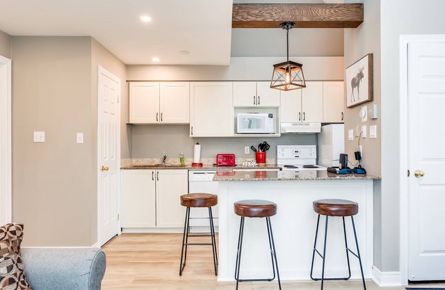 Great location! Spacious 2 bedroom Chalet at Blue!