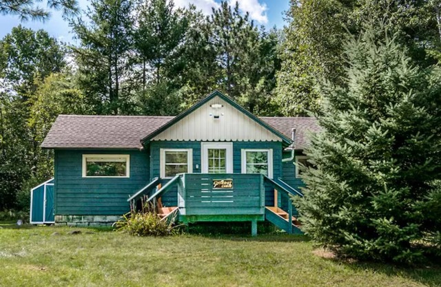🌲Great Location! 55" TV/Screened Porch/Stone Firepit/Grill
