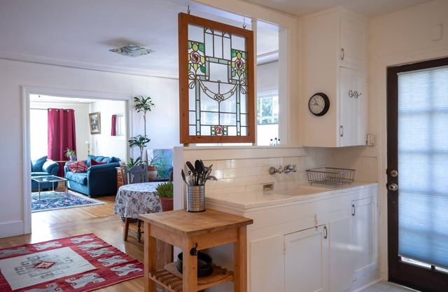 Great location! Bright, roomy apartment with quiet yard in North Oakland.