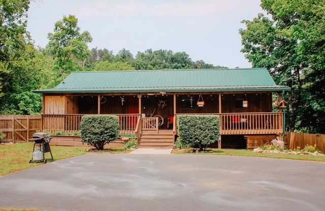 Great Location, Creekside, Trout Fishing, Fire Pit, Hot Tub & WiFi