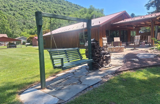 Great location directly on Big Pine Creek with trail access